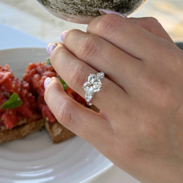 3.09 ct Heart Ring with side Diamonds