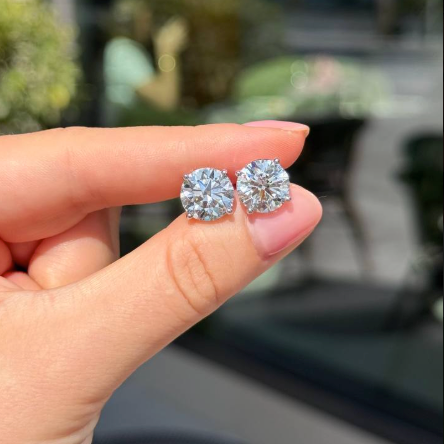 Round studs 
4 ct each E/VVS2
18k white gold 