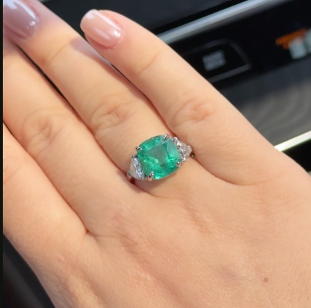 4.85 ct Natural Emerald (Zambia Origin) Ring with 0.7 ct Natural Diamonds