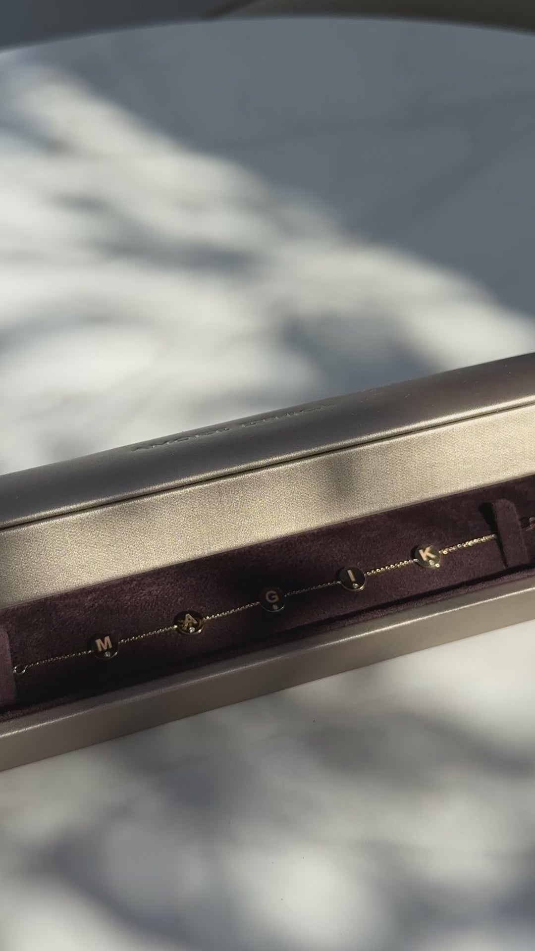 سوار ذهبي مخصص بسلسلة متعددة الأحرف مع ماسات صغيرة