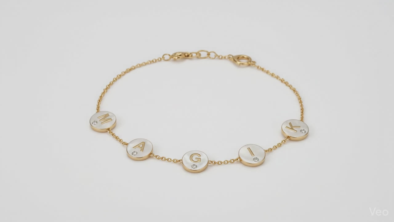 سوار ذهبي مخصص بسلسلة متعددة الأحرف مع ماسات صغيرة