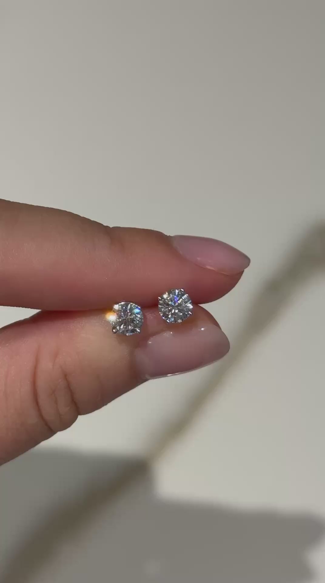 Boucles d'oreilles puces rondes en diamant de 0,52 ct chacune