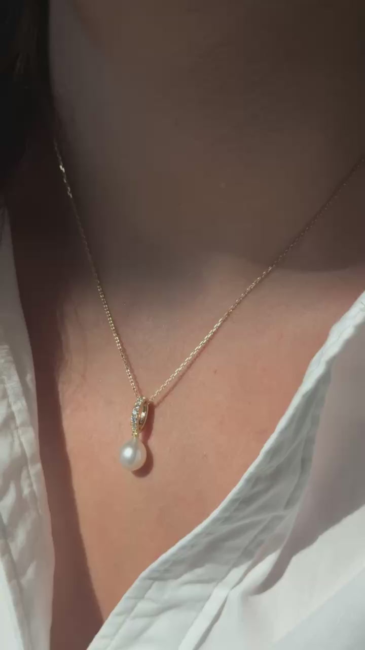 South Sea Pearl Pendant with 0.4 Ct Lab grown diamonds